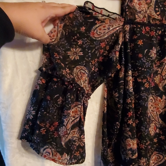 *sold* EUC "Cold-Shoulder" print blouse! - Picture 2 of 5